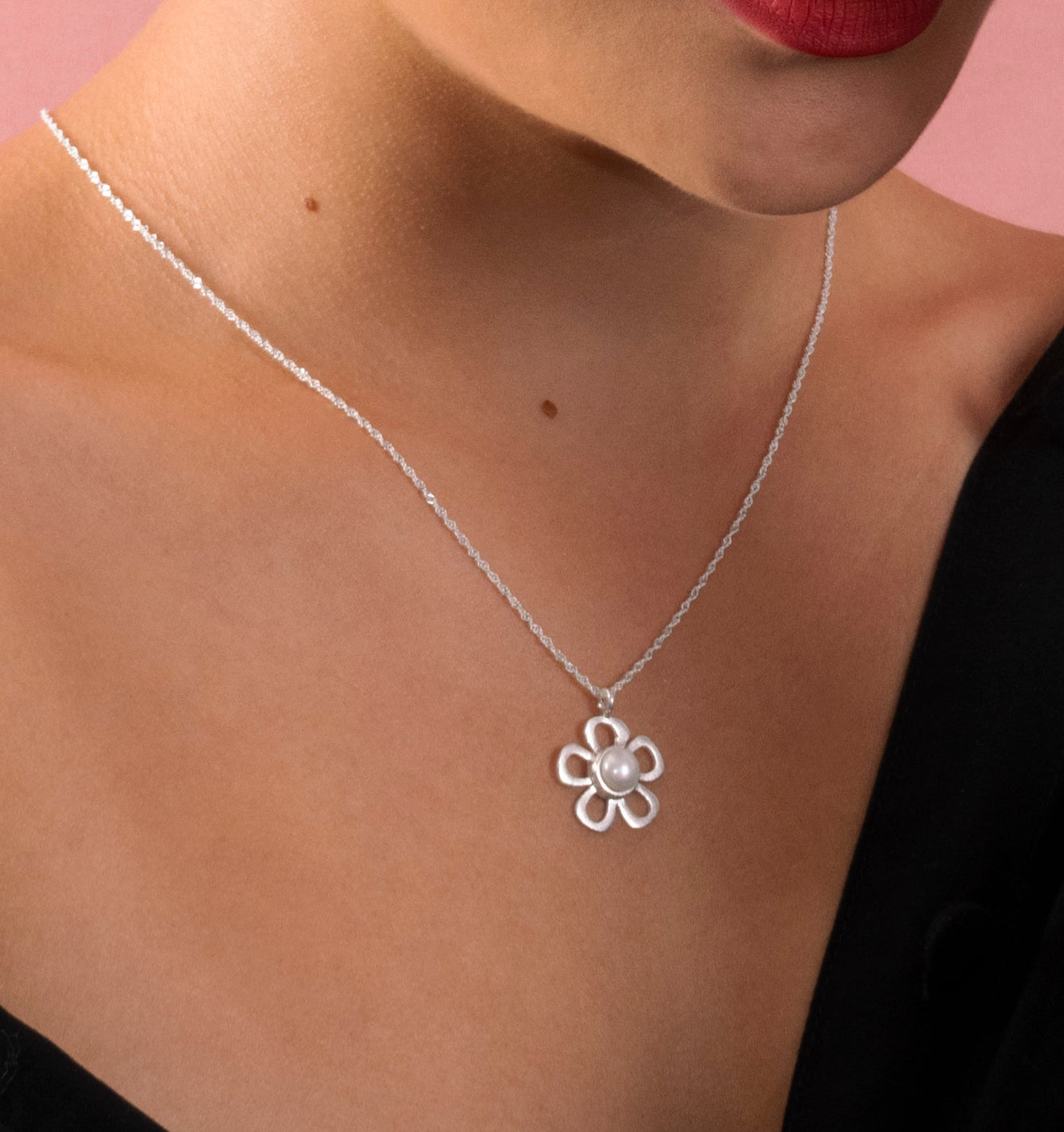 COLLAR FLOR FRESA SILVESTRE