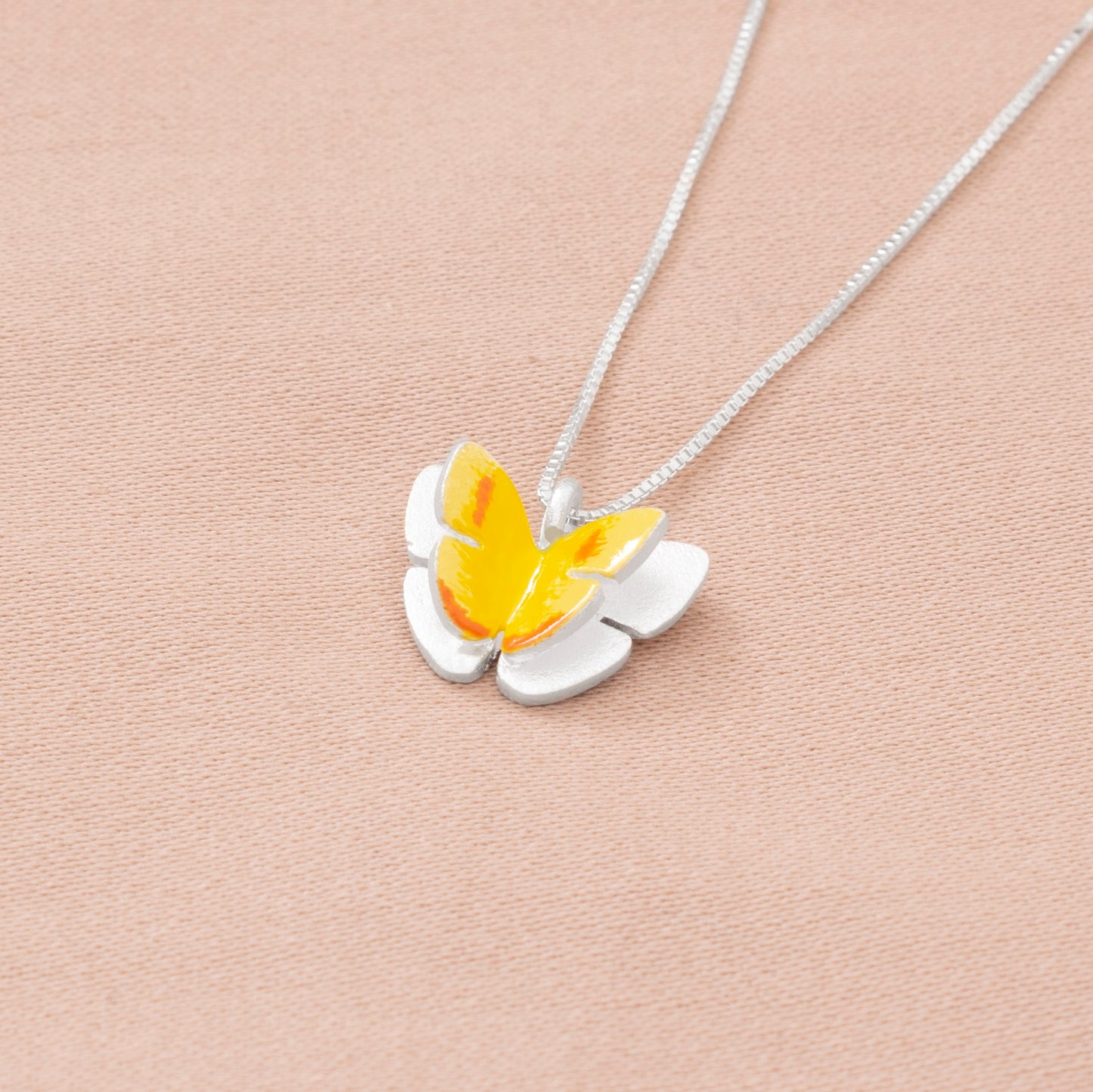 COLLAR MARIPOSAS AMARILLAS