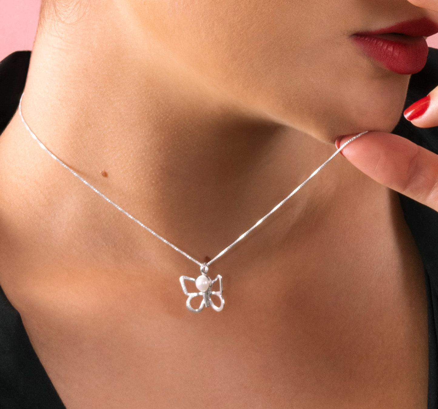 COLLAR MARIPOSA SILUETA CON PERLA