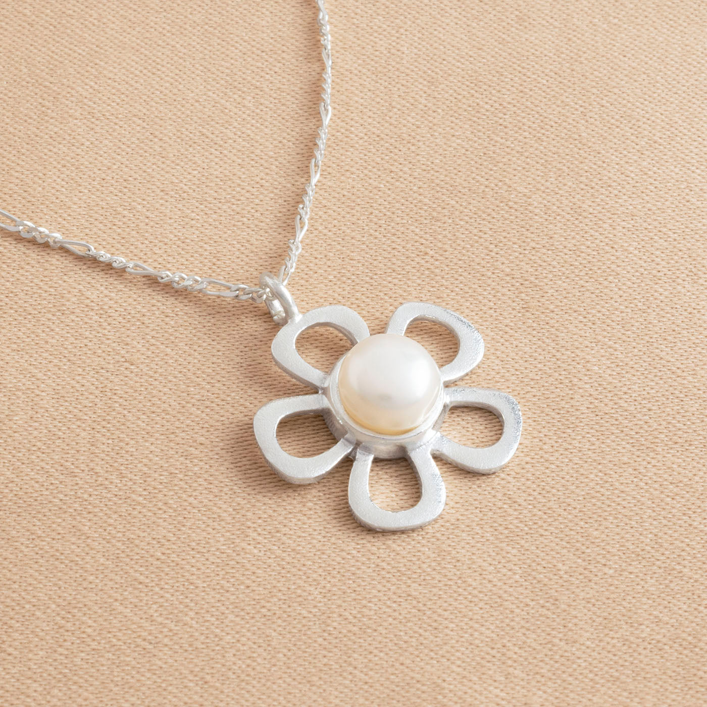 COLLAR FLOR FRESA SILVESTRE