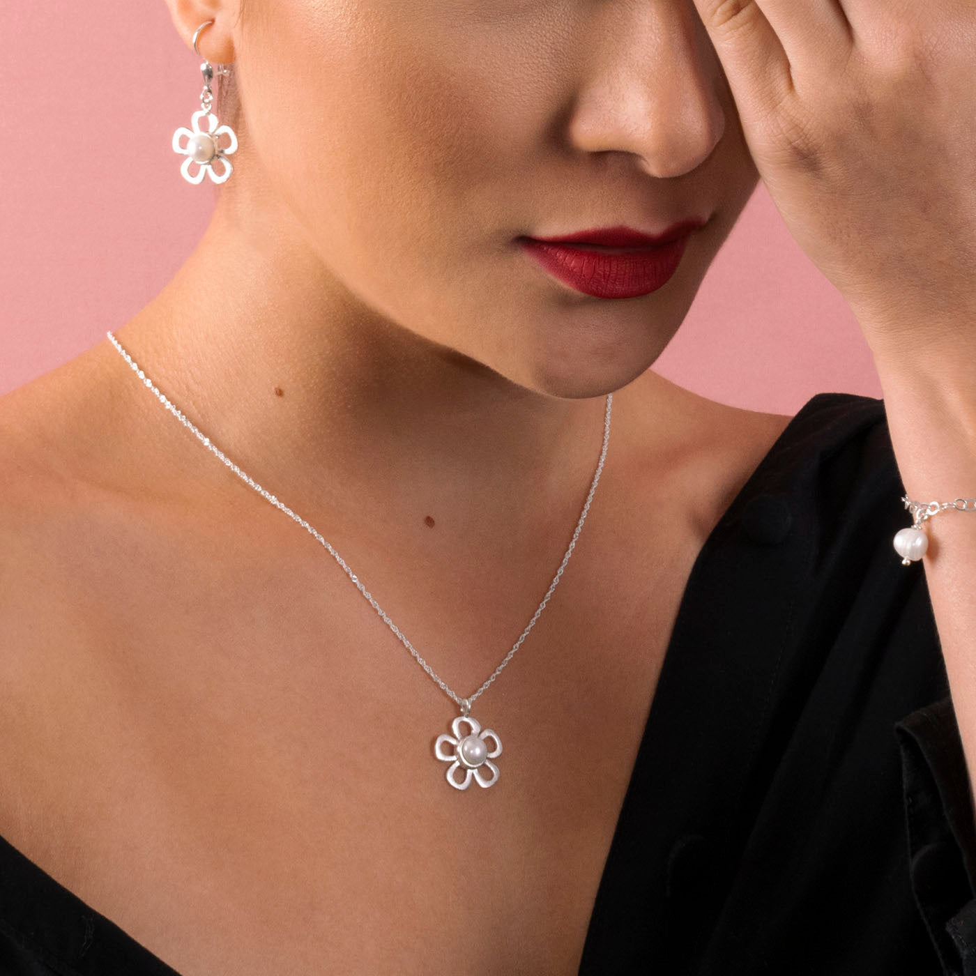 COLLAR FLOR FRESA SILVESTRE