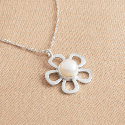 COLLAR FLOR FRESA SILVESTRE