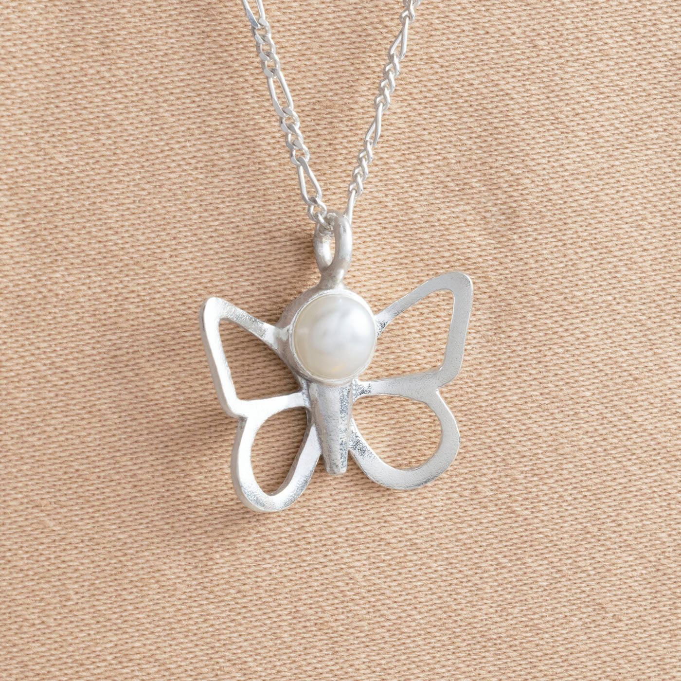 COLLAR MARIPOSA SILUETA CON PERLA