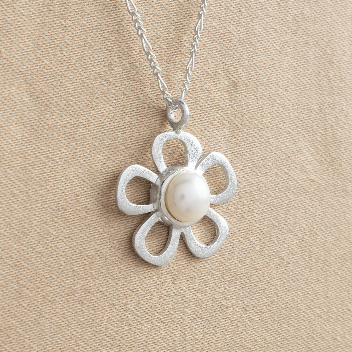 COLLAR FLOR FRESA SILVESTRE