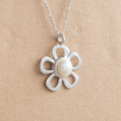COLLAR FLOR FRESA SILVESTRE